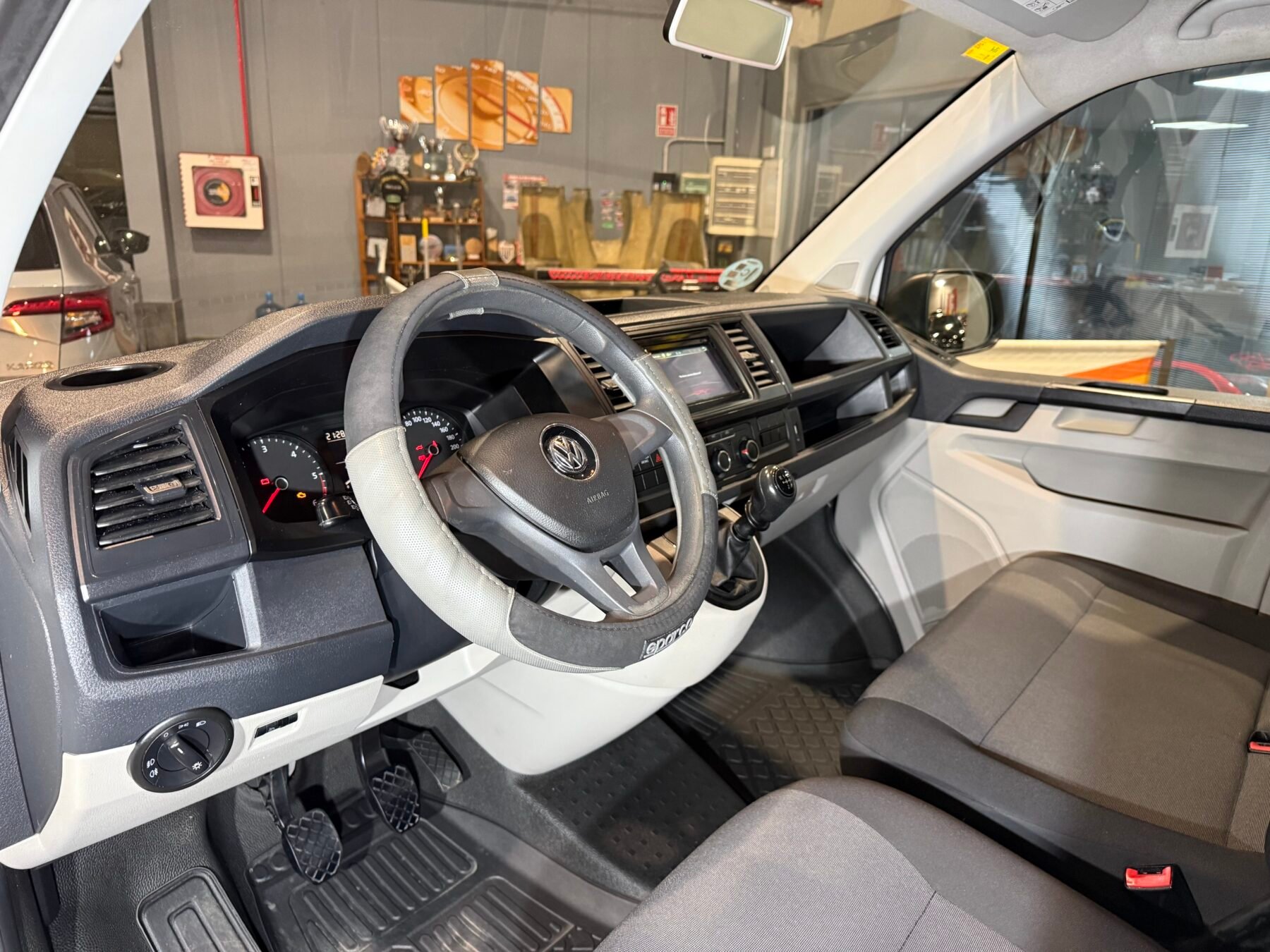 VOLKSWAGEN Transporter